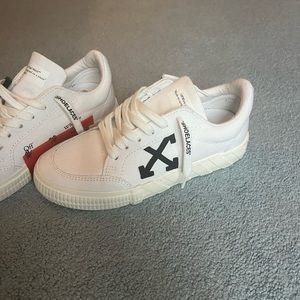 Authentic off white sneakers perfect condition white with black with box